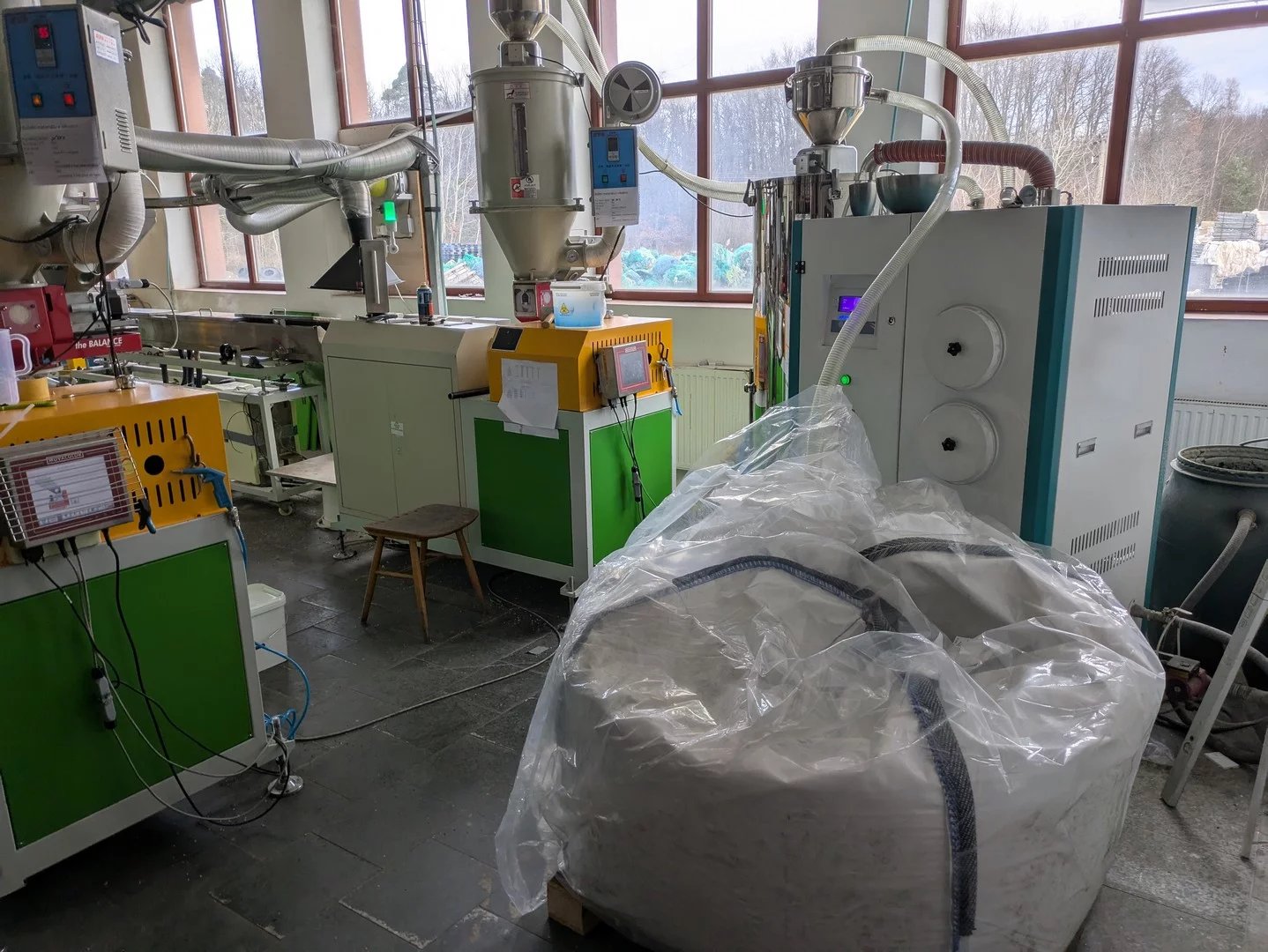 Granulát před tavením a extruzí putuje nejdříve do sušičky