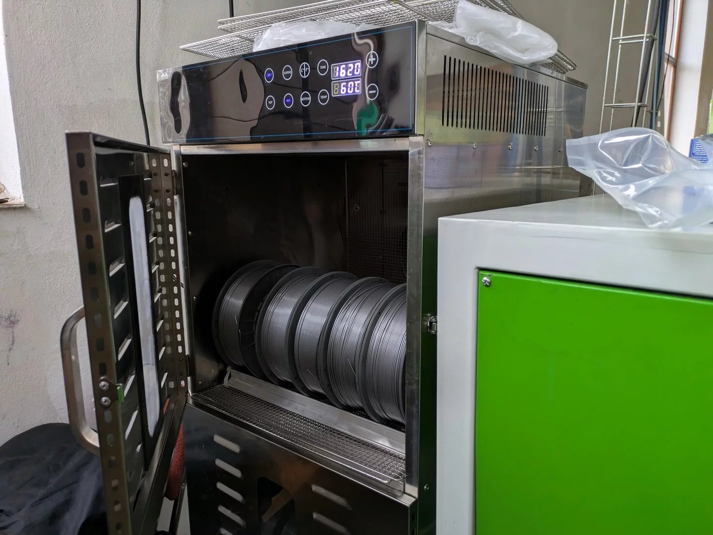 PET-G filamenty před balením putují ještě do sušičky