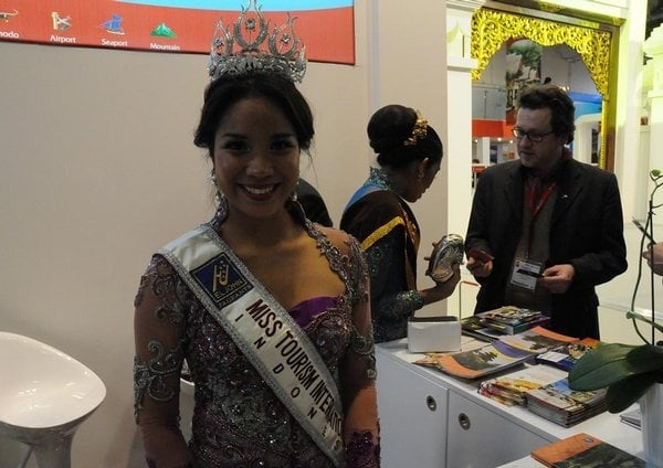 2010-12-c5beivc49b-z-berlc3adna-malajskc3a1-miss-c48deskc3a9-piv