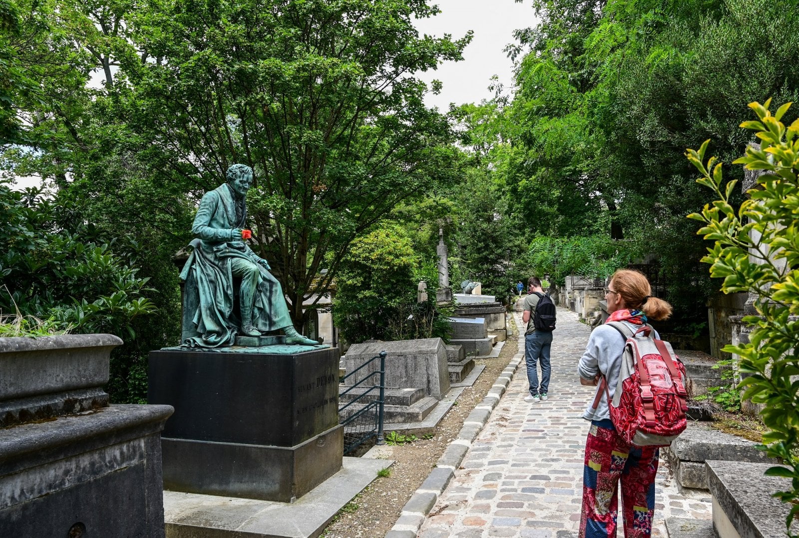 Turisté na hřbitově Père-Lachaise