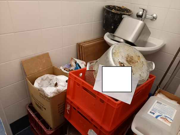Skladování nádobí a provozních nádob v předsíni před WC