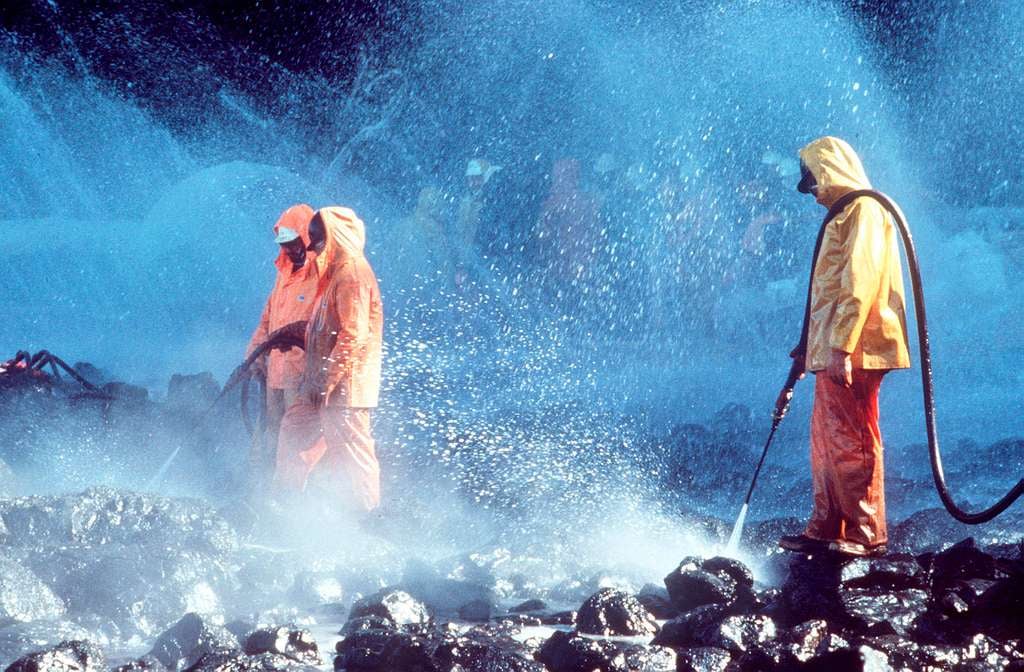 Odklízení následků havárie Exxon Valdez