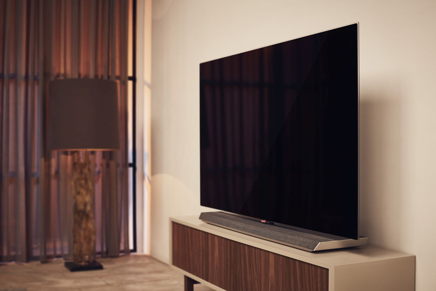 Philips OLED973 s výraznou zvukovou lištou v podstavci. Uvnitř najdete osm reproduktorů pracujících jako systém 6.2.