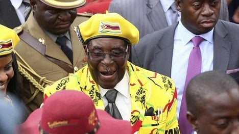 Náhledový obrázek - Zimbabwský prezident Mugabe byl zadržen. Kontrolu nad zemí převzala armáda