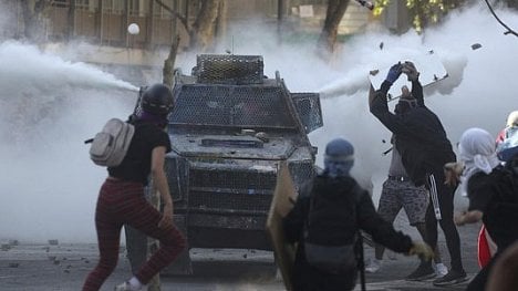Náhledový obrázek - Lidé v Chile si kvůli protivládním protestům pořizují zbraně, na ochranu před radikály