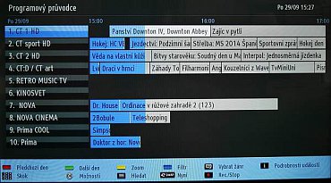 Programová nabídka je bez obrazového náhledu, za to ukazuje pořady na několik hodin dopředu pro až deset kanálů. Vyvolat můžete i informace o pořadu, pak se ale na obrazovce objeví kanálů méně.