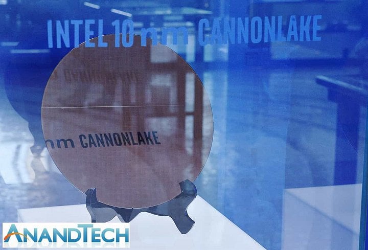 Wafer s čipy Cannon Lake, který Intel tento týden ukazoval v Pekingu. Jde pravděpodobně o nejmenší konfiguraci s dvěma jádry a grafikou GT2