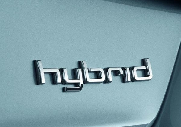 2009-11-audi-a8-hybrid.jpg