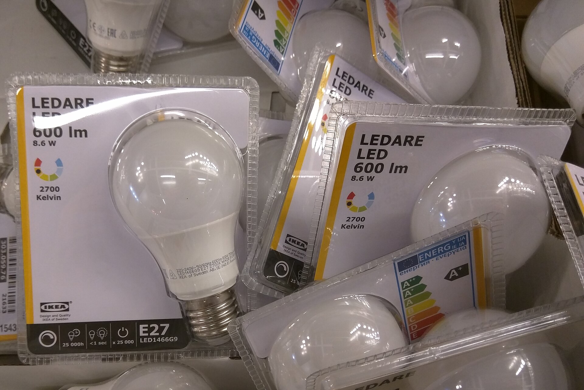 LED žárovky IKEA Ledare v průhledných obalech se závitem E27.
