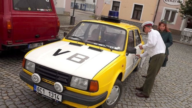 V záblescích majáků: Deset vozidel prvního sledu, která tvořila nedílnou součást silničního provozu v Československu