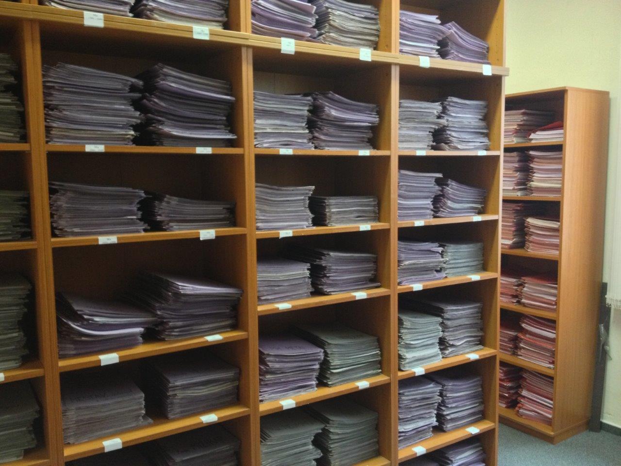 Spisovna. Všude samé papíry, nekonečné papíry.