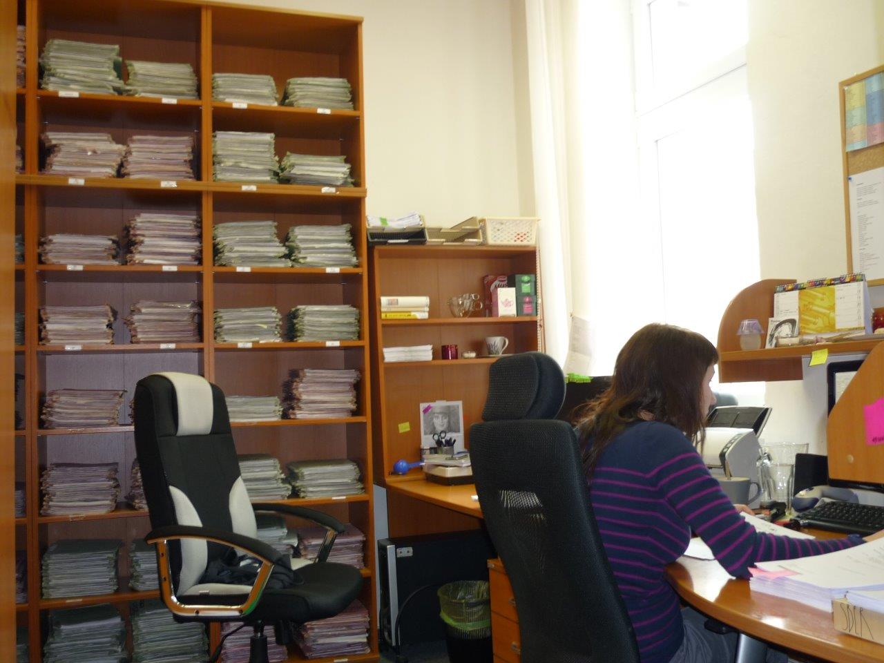 Spisovna. Všude samé papíry, nekonečné papíry.