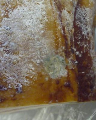 Bačovská slanina. Kategorie: Nebezpečné potraviny. Nevyhovující parametr: plísně okem viditelné. Na povrchu potraviny se vyskytovala plíseň. Potravina neměla prošlé datum použitelnosti a při kontrole nebyly zjištěny nevyhovující teploty skladování tohoto výrobku. Výrobce / Distributor: Uzenářství a lahůdky Sláma s.r.o., Velká Bíteš. Místo kontroly: Ing. Libor Musil, Tišnov