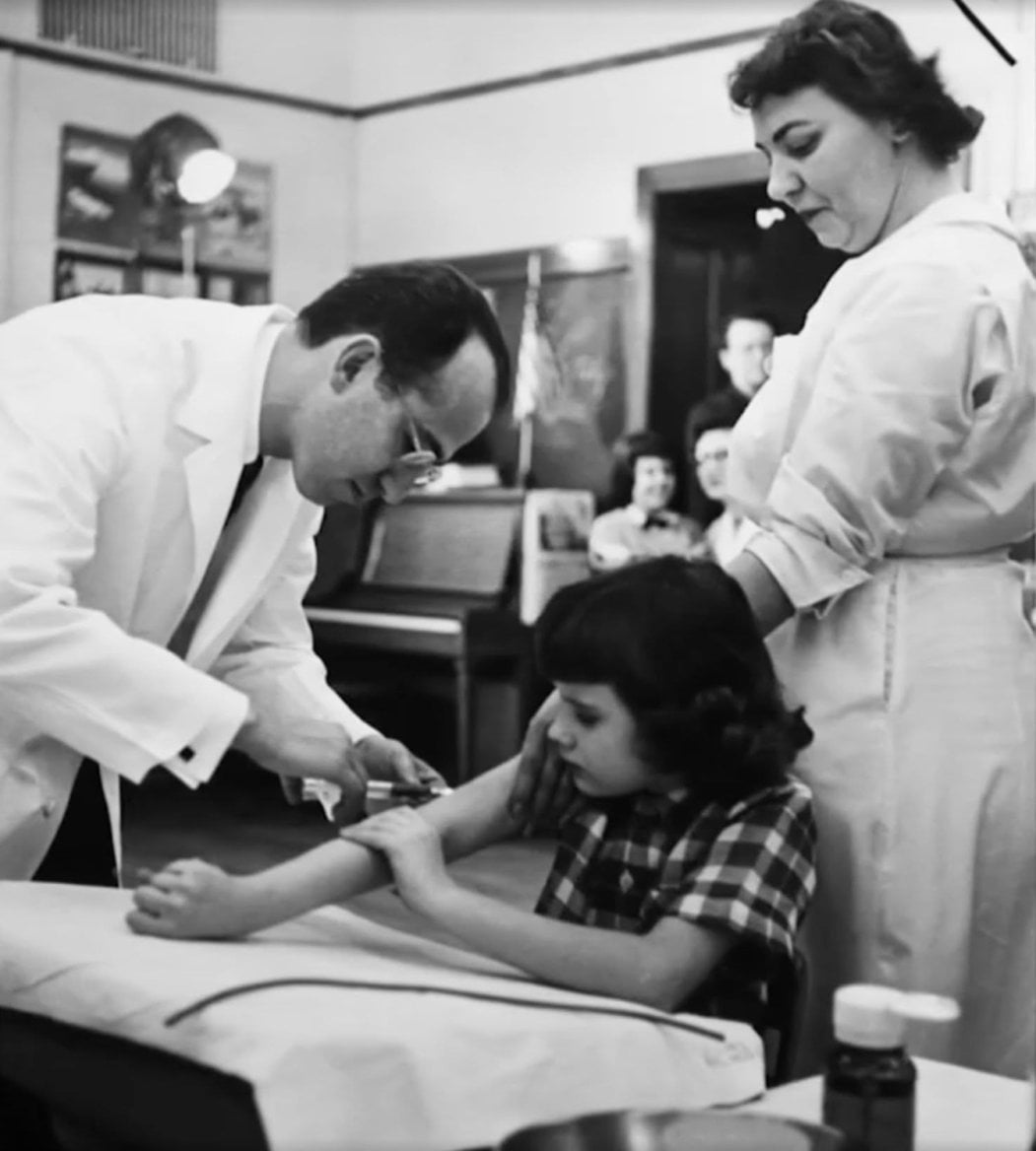 Jonas Salk vyvinul vakcínu proti dětské obrně