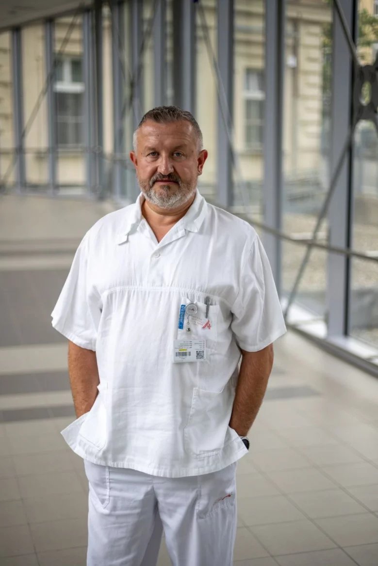 V ideálním případě by se člověk měl dostat na revmatologii do šesti týdnů a do tří měsíců by měl dostat adekvátní léčbu, říká revmazolog Petr Němec.