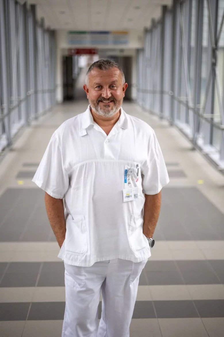 Pacienti s revmatoidní artritidou mají až o padesát procent vyšší riziko, že dostanou infarkt, mrtvici či ischemické onemocnění dolních končetin. Existuje dokonce i vyšší riziko rozvoje některých onkologických onemocnění, říká profesor Petr Němec z Revmatologické ambulance brněnské Fakultní nemocnice u svaté Anny. Naštěstí existuje účinná léčba, která dokáže nemoc zkrotit.