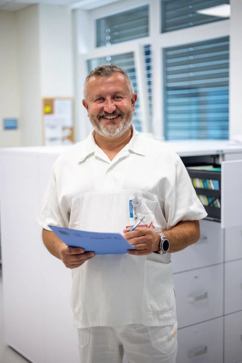 Zatímco u artrózy stoupá pravděpodobnost výskytu s věkem a lidé nad osmdesát let ji mají skoro všichni, u revmatoidní artritidy se zdá, že existuje riziková skupina, do které patří lidé mezi padesátkou a šedesátkou. Častěji jde o ženy, což platí i u ostatních autoimunitních chorob. Dá se také říci, že když člověk nedostane revmatoidní artritidu do 60, tak už ji nejspíše nedostane nikdy, byť u mužů se může objevit i o něco později.