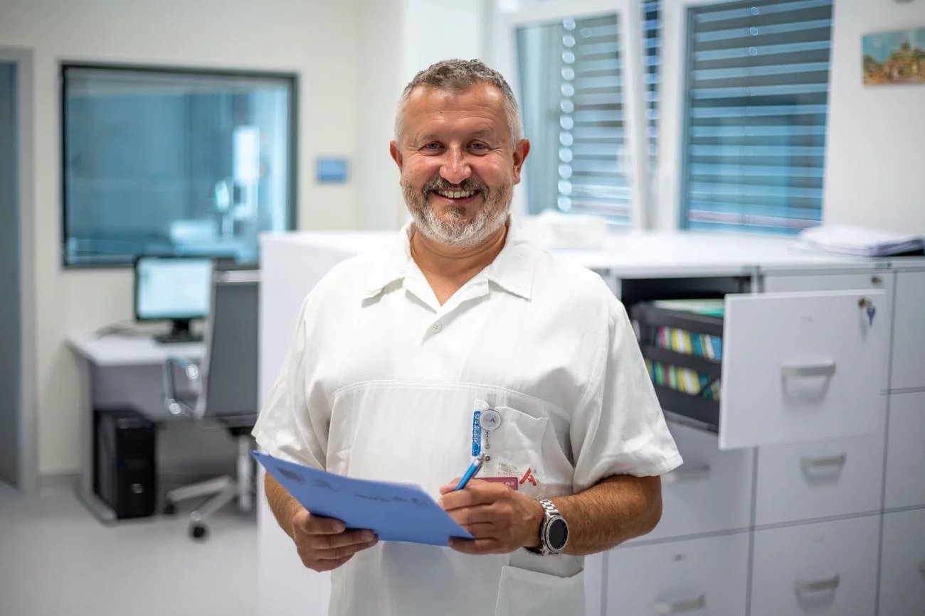 Pro představu, artrózou trpí více než dvanáct procent lidí, revmatoidní artritidu má necelé procento populace. Ovšem revmatoidní artritida má pro kvalitu života i další nemocnost člověka mnohem, mnohem závažnější důsledky, a může být dokonce příčinou předčasného úmrtí, říká revmatolog profesor Petr Němec