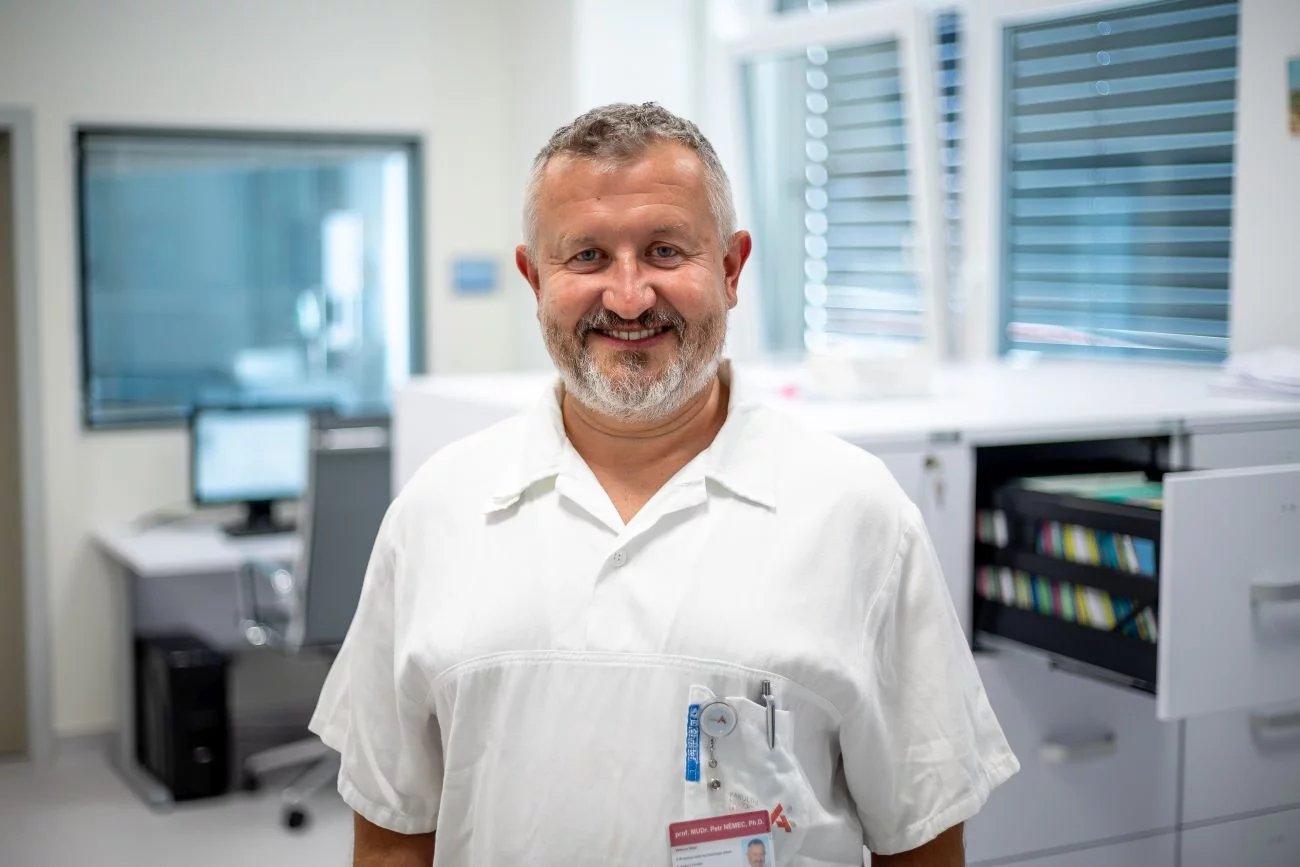 Biosimilární léky a originální biologické léky se mohou při léčbě vzájemně zaměňovat, stejně jako se mohou zaměňovat biosimilární léky na revmatoidní artritidu mezi sebou – je jich momentálně na trhu pět. Efekt léčby bude stejný.