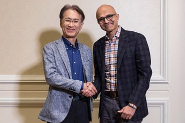 Šéf Sony Kenichiro Yoshida a ředitel Microsoftu Satya Nadella