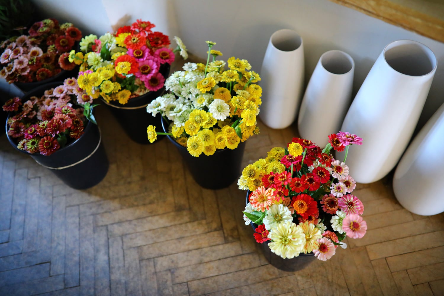 Nařezané květiny čekají na další "zpracování".