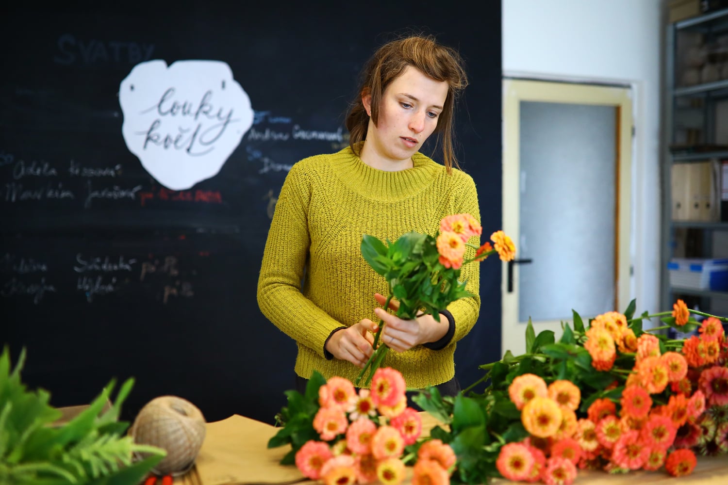 Jak vázat květiny na farmě učí i veřejnost.