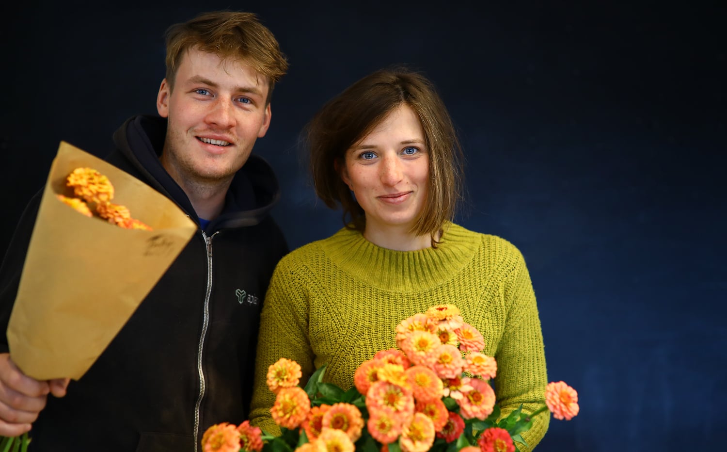 S květinami připravenými k distribuci.