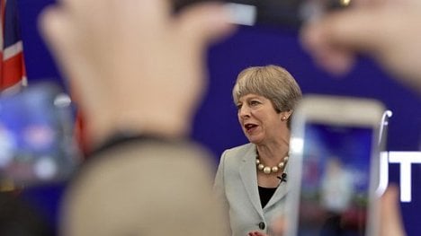 Náhledový obrázek - Brexit ztíží nově příchozím občanům EU pobyt v Británii, varuje Mayová