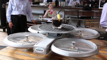 Drony přenášející jídlo a drinky místo číšníků v jedné restauraci v Singapuru
