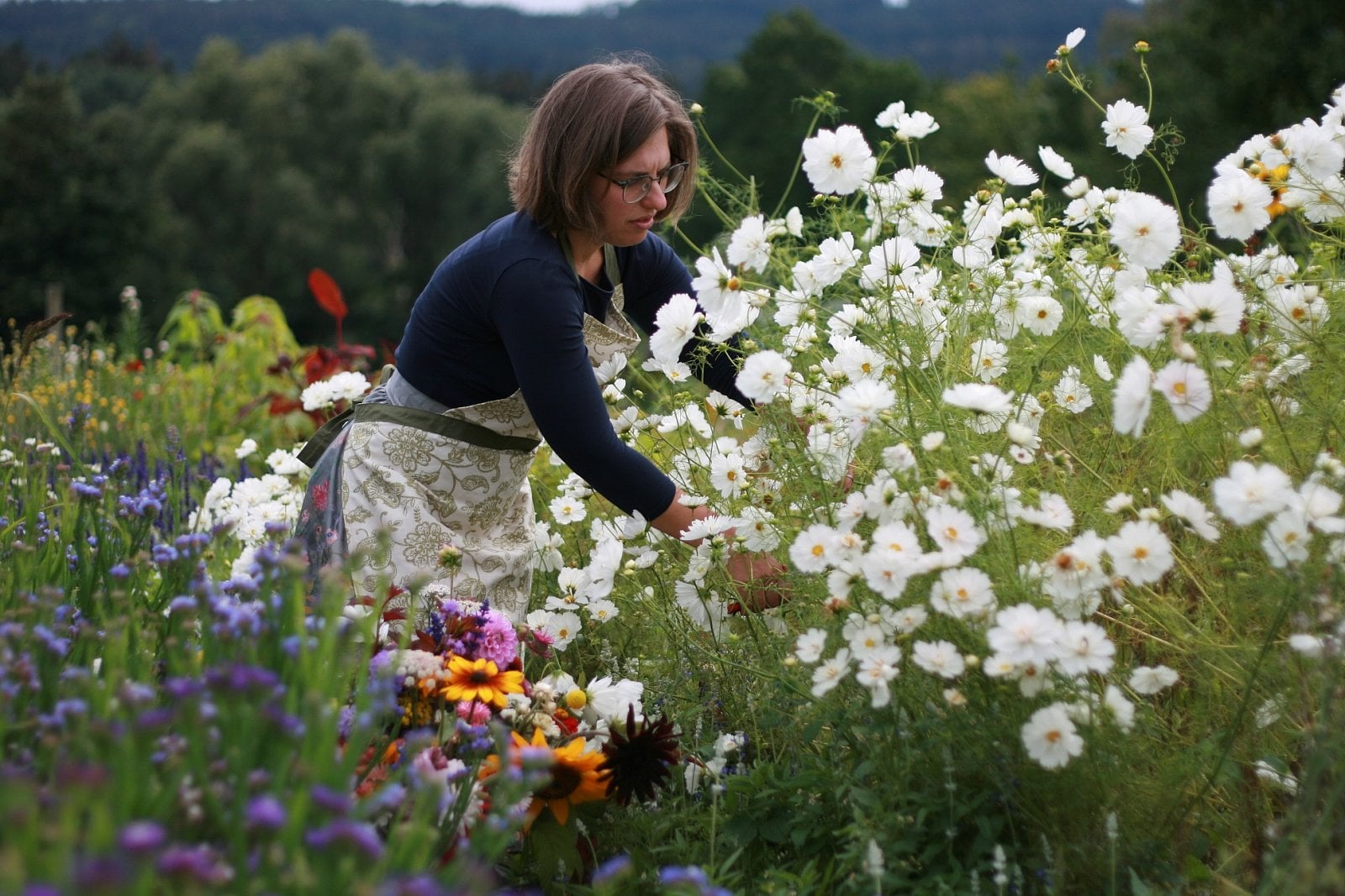 Lamya Zítková na své Květinové farmě Pod Smrkem v podhůří Jizerských hor. Foto archiv farmy.