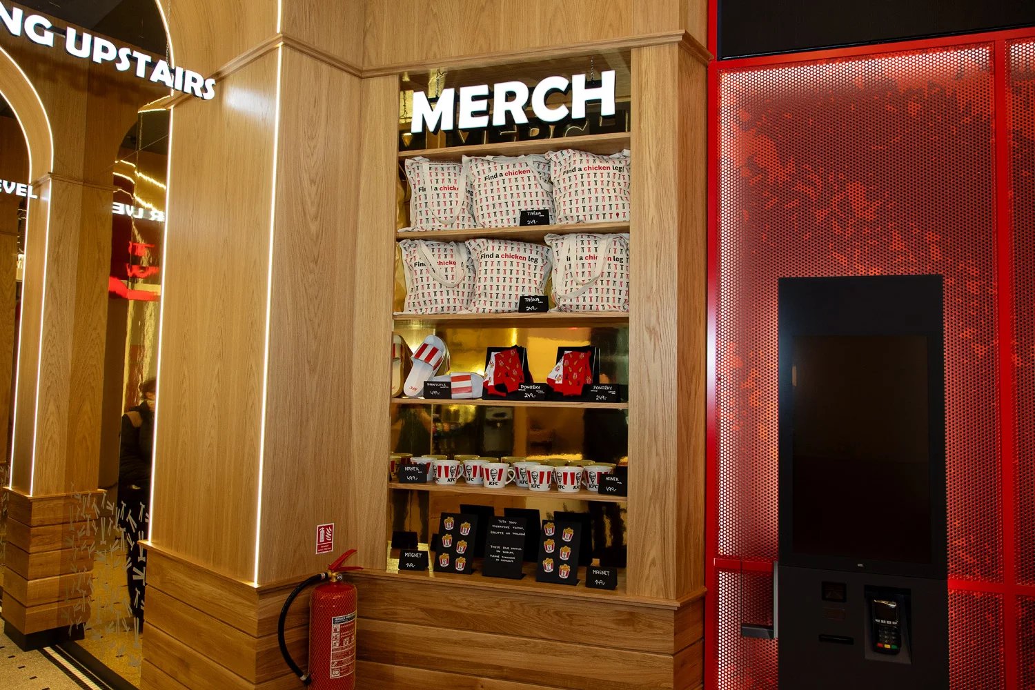 První restaruace s merchem - produkty s logem KFC