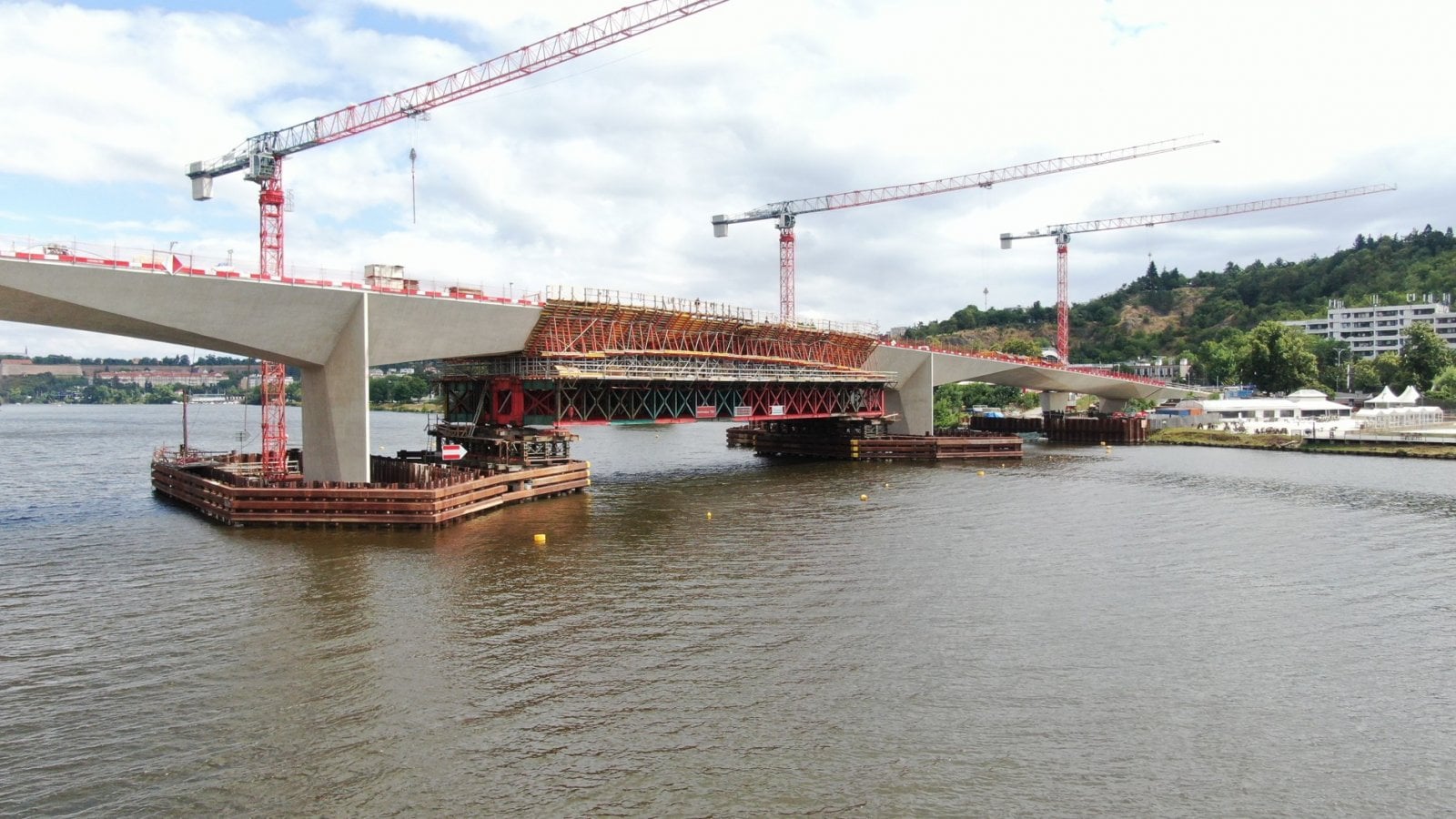 Vizualizace a stavba Dvoreckého mostu a socha Heavy Head Boy