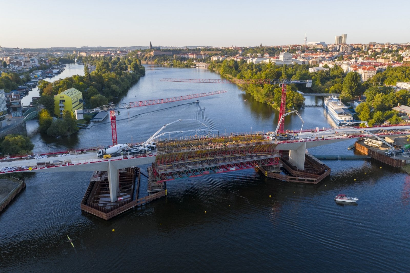 Vizualizace a stavba Dvoreckého mostu a socha Heavy Head Boy