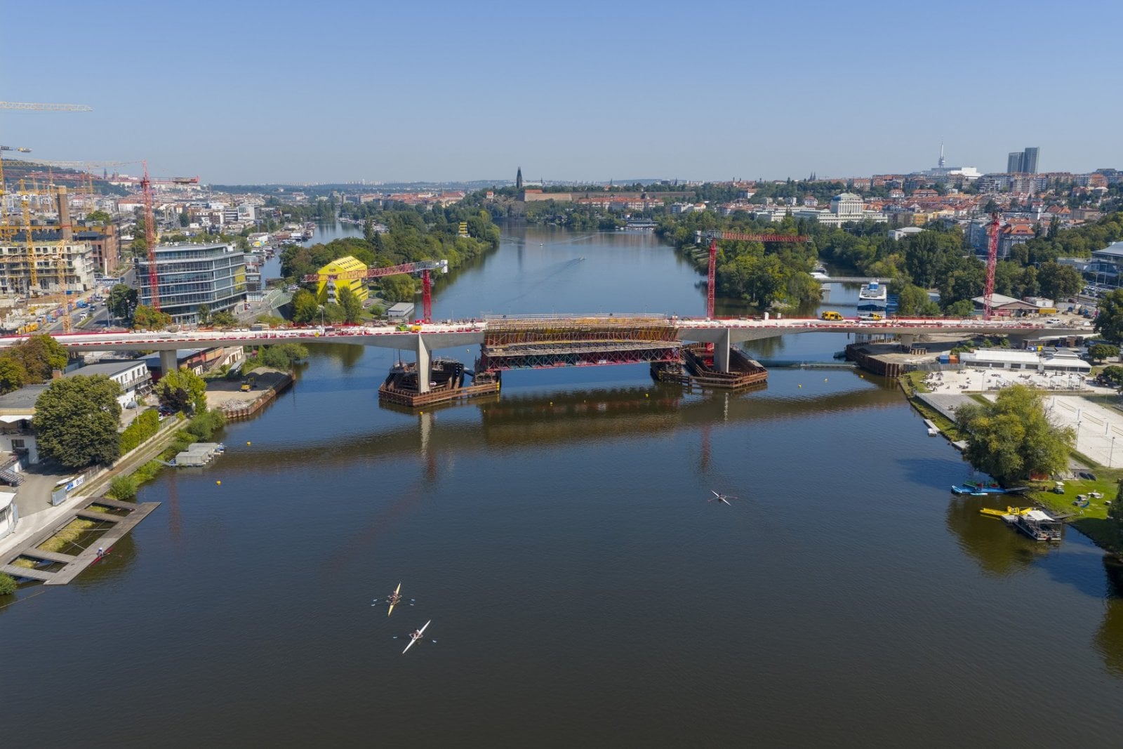 Vizualizace a stavba Dvoreckého mostu a socha Heavy Head Boy