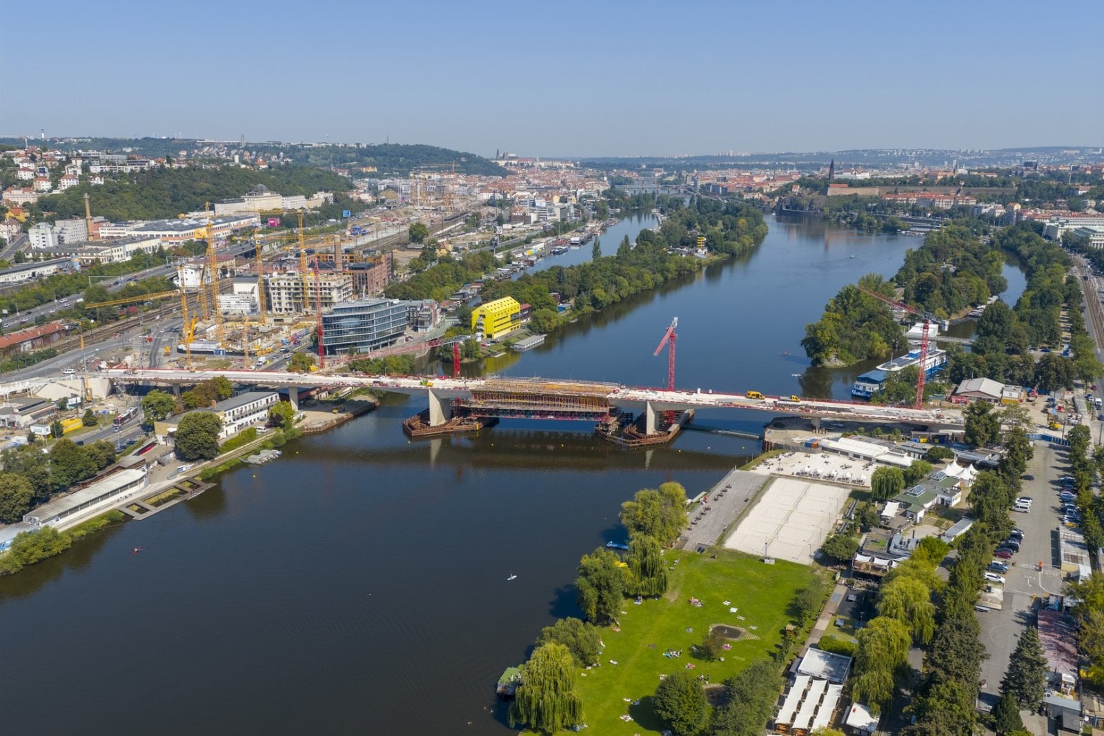 Vizualizace a stavba Dvoreckého mostu a socha Heavy Head Boy