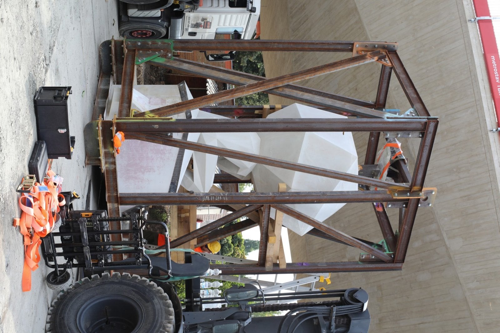 Vizualizace a stavba Dvoreckého mostu a socha Heavy Head Boy