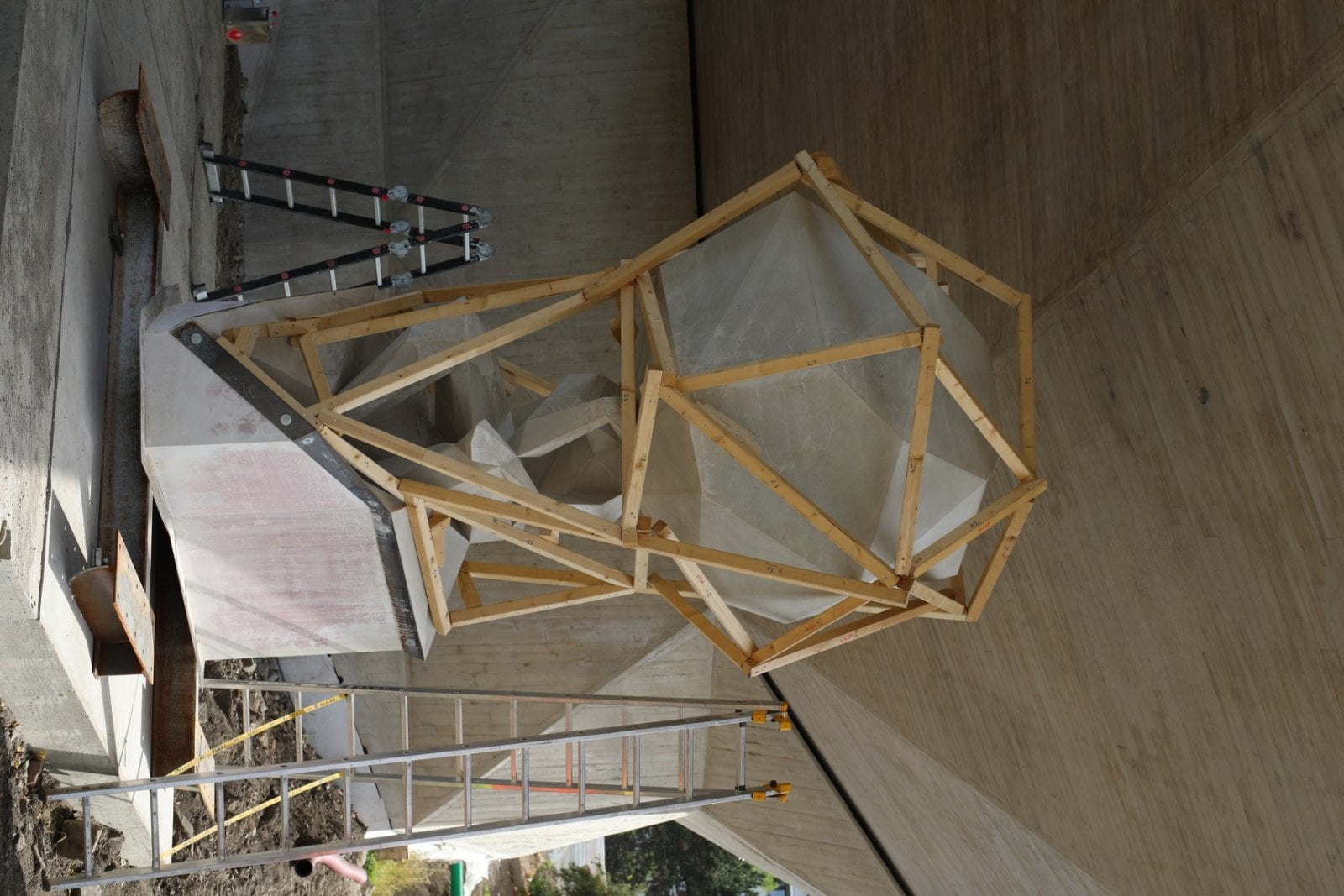 Vizualizace a stavba Dvoreckého mostu a socha Heavy Head Boy