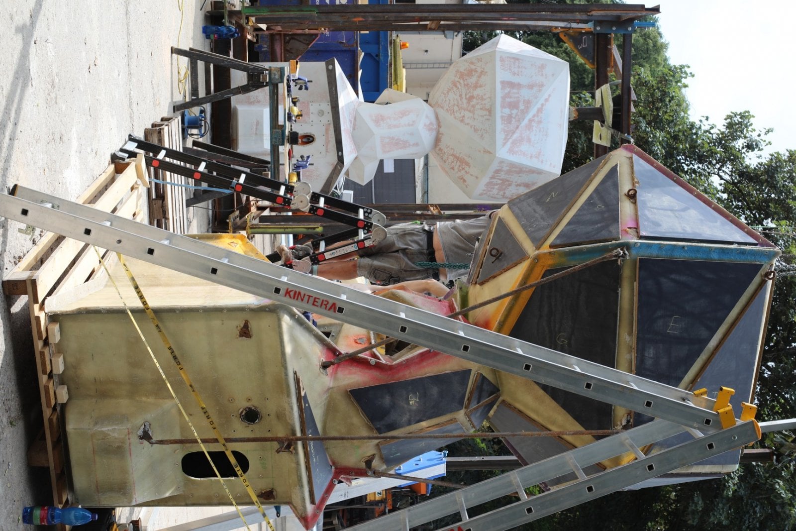 Vizualizace a stavba Dvoreckého mostu a socha Heavy Head Boy