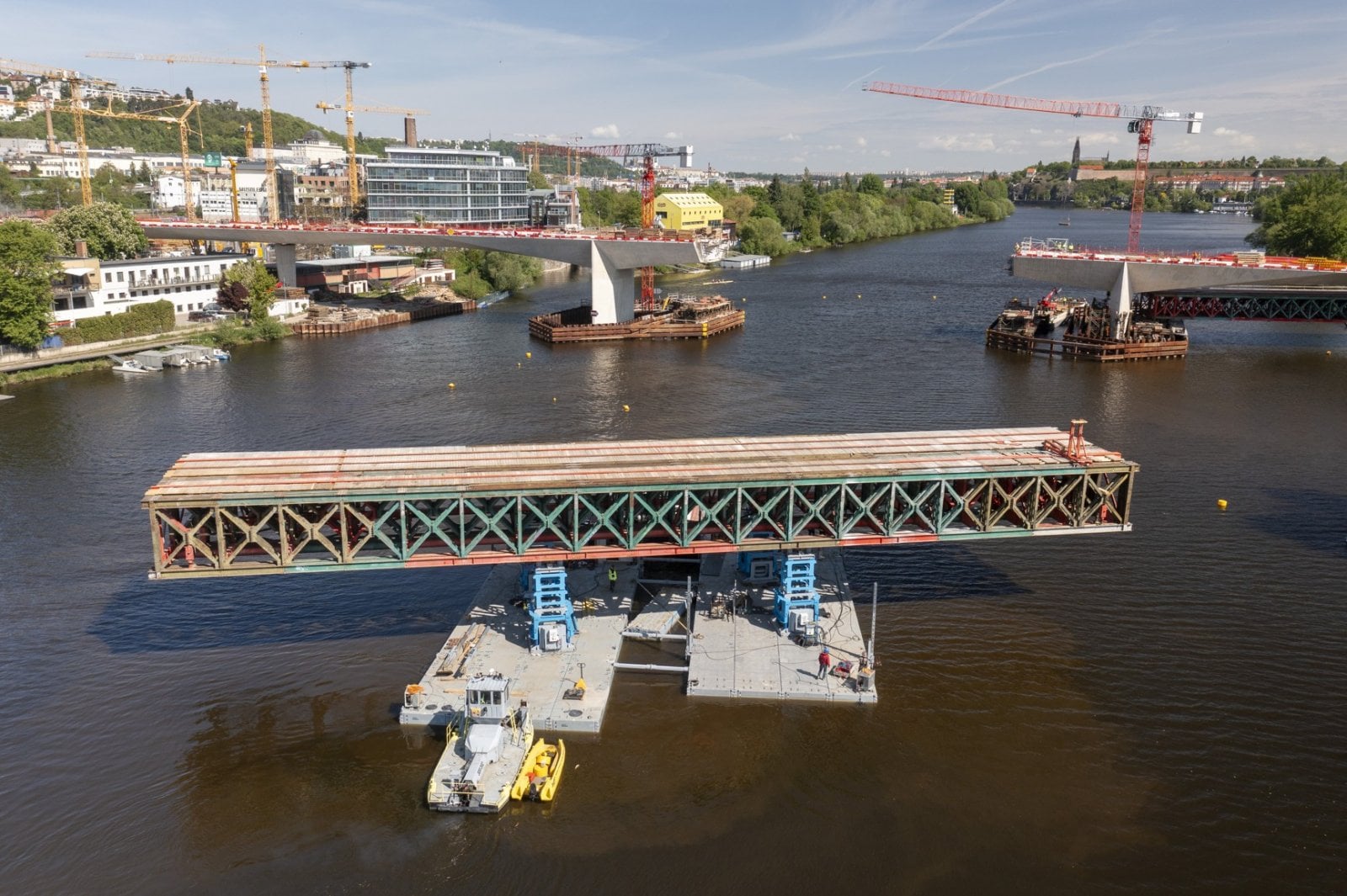 Vizualizace a stavba Dvoreckého mostu a socha Heavy Head Boy