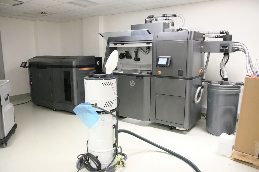 Tiskárna HP Jet Fusion 3D 4200 (vlevo) a chladicí zařízení (vpravo).