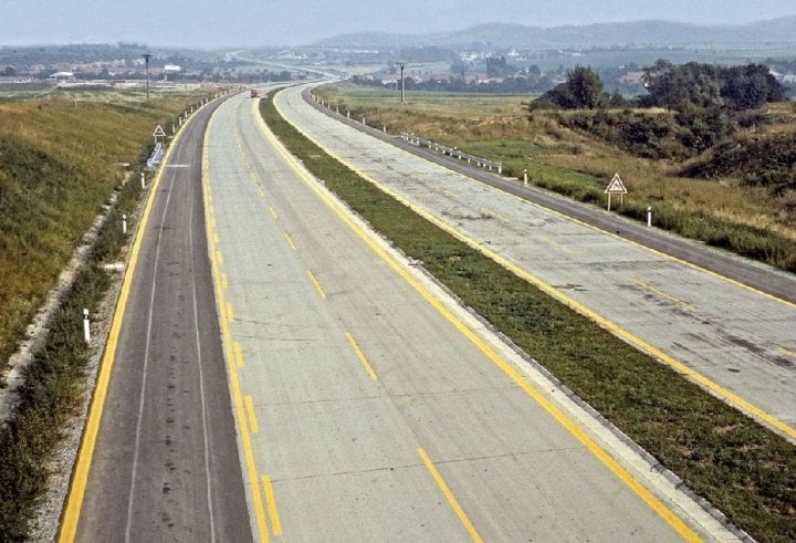 Začátky provozu v první polovině 70. let přinesly žluté vodorovné značení. To bylo později v rámci sjednocených evropských požadavků nahrazeno dodnes obvyklým bílým