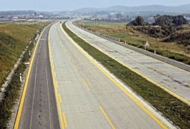 Začátky provozu v první polovině 70. let přinesly žluté vodorovné značení. To bylo později v rámci sjednocených evropských požadavků nahrazeno dodnes obvyklým bílým