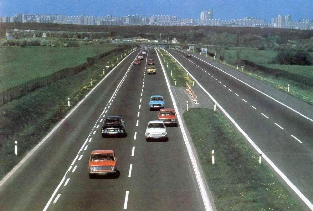 Hradby v pozadí: motoristům, opouštějícím velká města, přinesla dálnice vítané zrychlení cesty k cíli