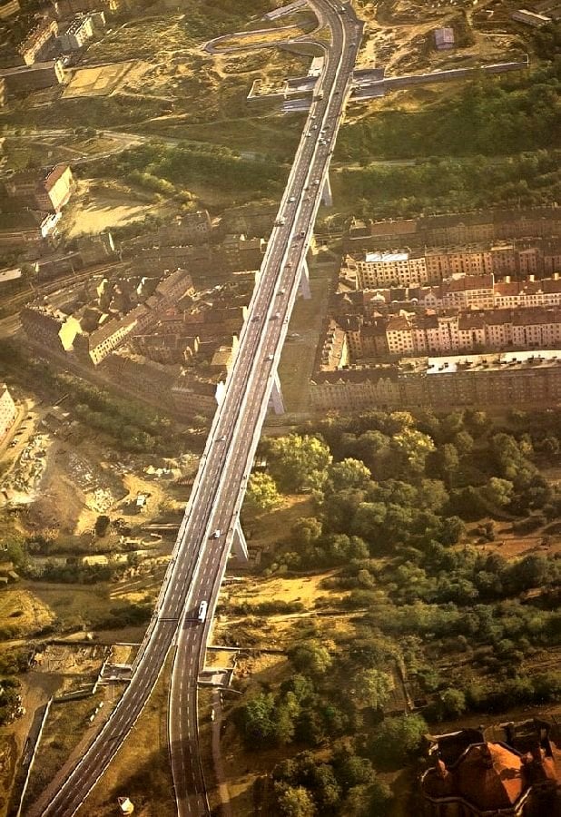 Při výjezdu z Prahy na Brno řidič využil nový (tehdy) most Klementa Gottwalda. Dnes přes něj projíždí většinou jen přískoky…