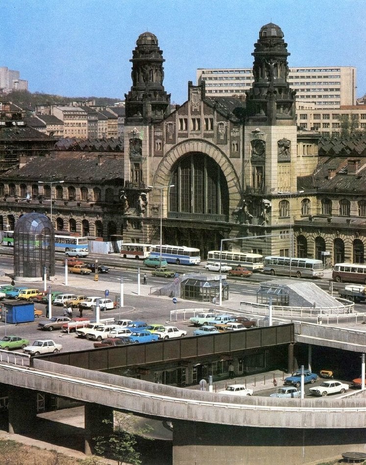 Od pražského Hlavního nádraží se s trochou štěstí u semaforů dalo projet bez zastávky až do Brna. To se dneska už sotva stane…