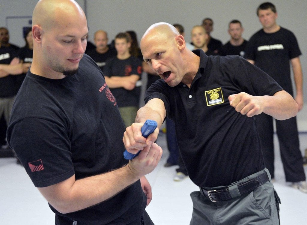 2011-09-vc3bdcvik-sebeobrany-krav-maga-v-letadle-3.jpg