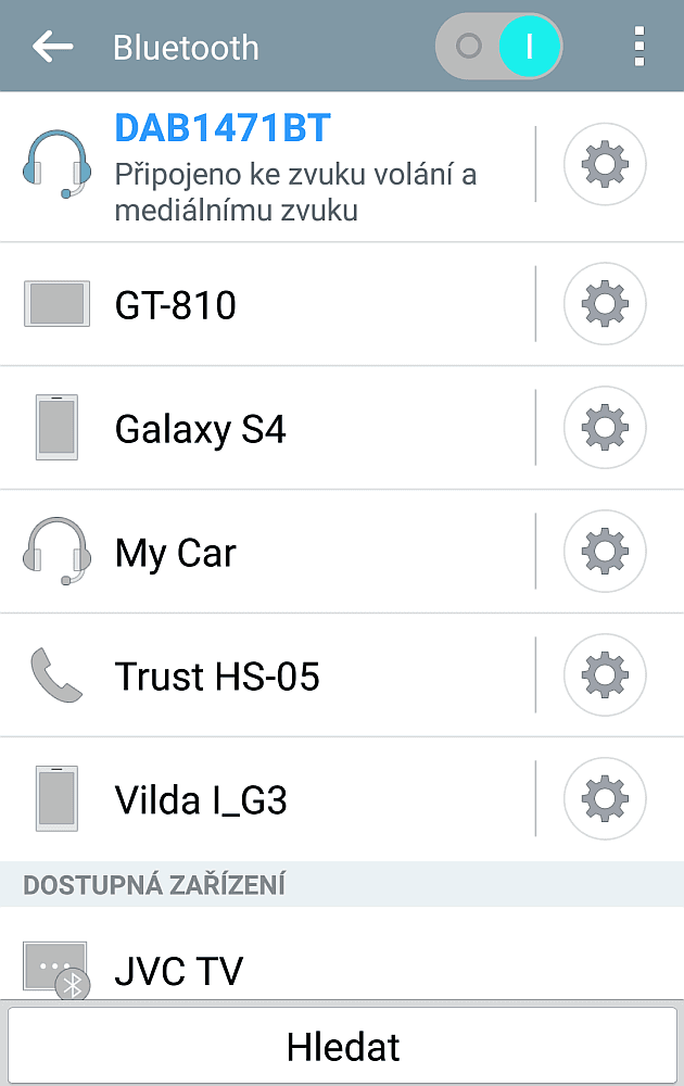 Nyní je rádio k mobilu připojeno jednak jako Bluetooth reproduktor a jednak jako hands-free. Citlivost zabudovaného mikrofonu v Gogenu nebyla sice nijak vysoká, ale pokud sedíte blízko, hands-free použitelné je.