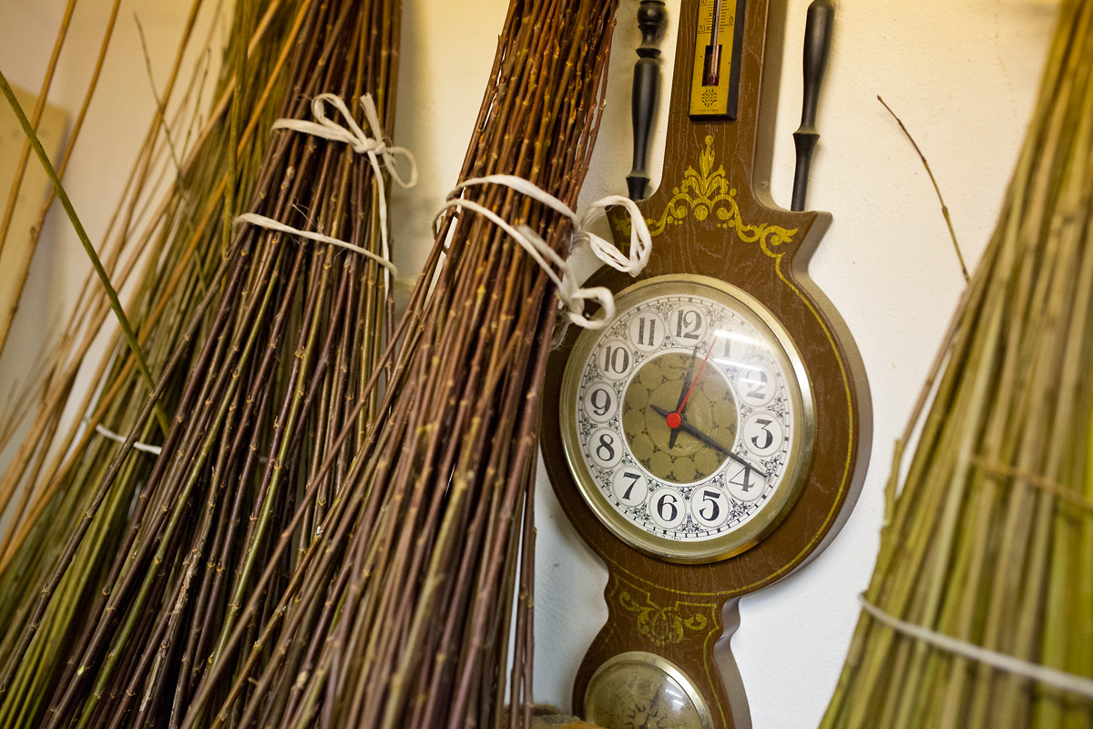 Košíkářka se nezastaví. Co v týdnu vyrobí, to o víkendu prodá.