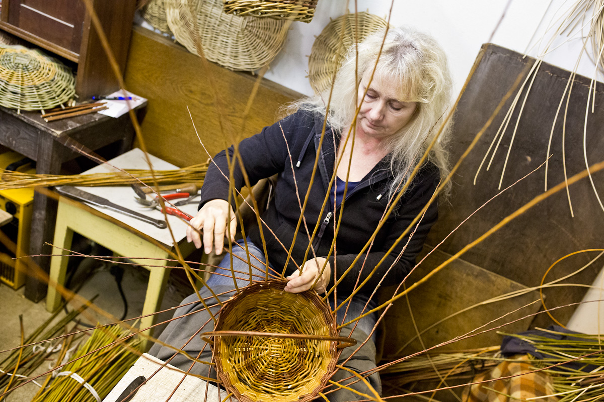 Košíkářka se nezastaví. Co v týdnu vyrobí, to o víkendu prodá.
