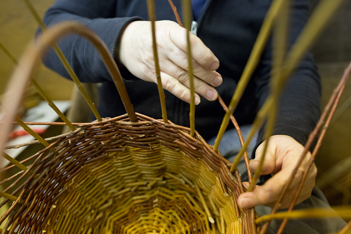 Košíkářka se nezastaví. Co v týdnu vyrobí, to o víkendu prodá.